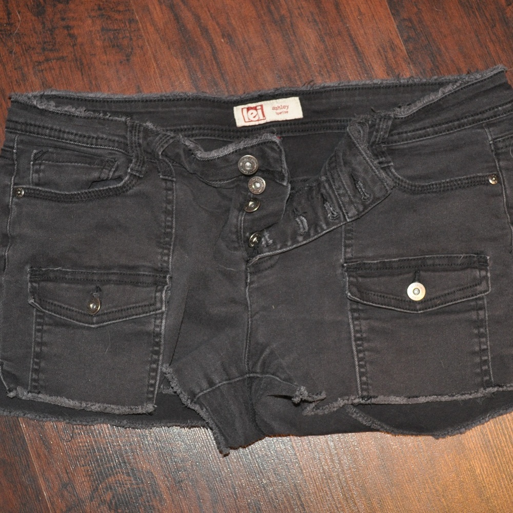 BLACK LOWRISE SHORTS